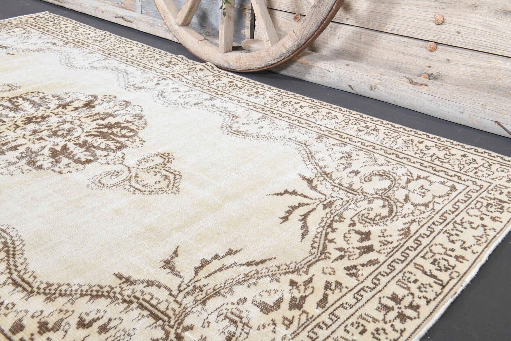 Authentic Anatolian vintage area rug (1970s) with oriental design – one-of-a-kind at Fame Rugs