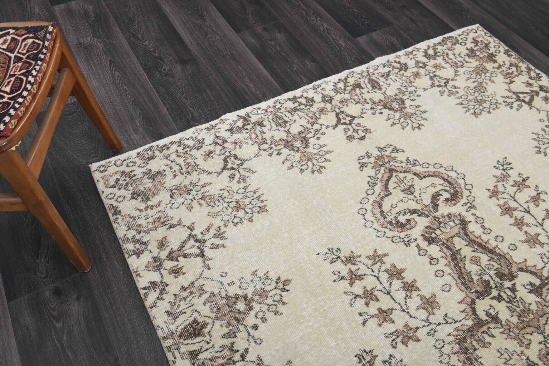 Authentic Anatolian vintage area rug (1970s) with oriental design – one-of-a-kind at Fame Rugs