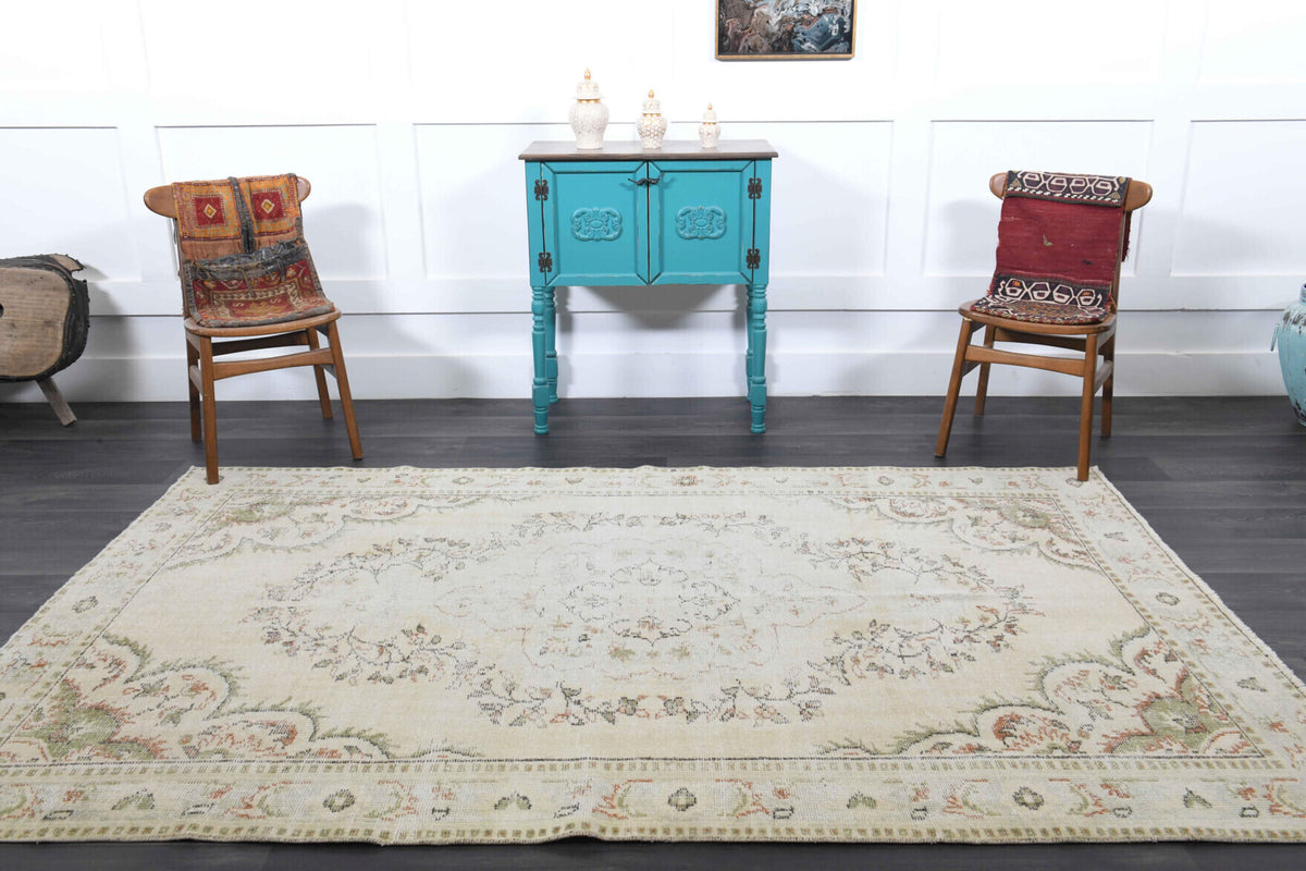 Hosyarnaz rug: 1970s handmade Anatolian rug with oriental motifs and cotton backing