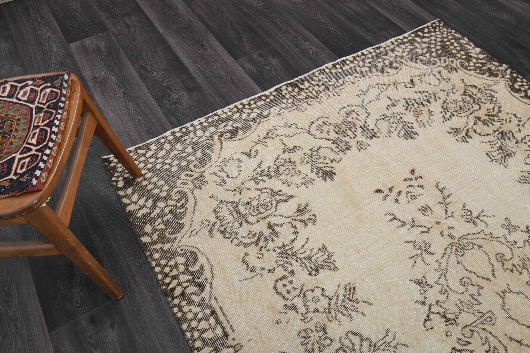 Authentic Anatolian vintage area rug (1970s) with oriental design – one-of-a-kind at Fame Rugs