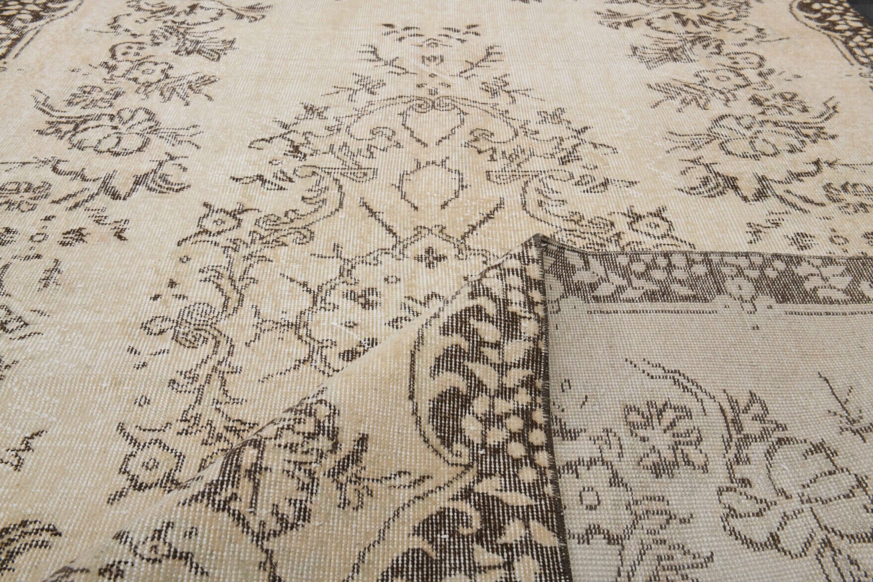 Hand-crafted Anatolian vintage rug Kumrusel in wool, 1970s