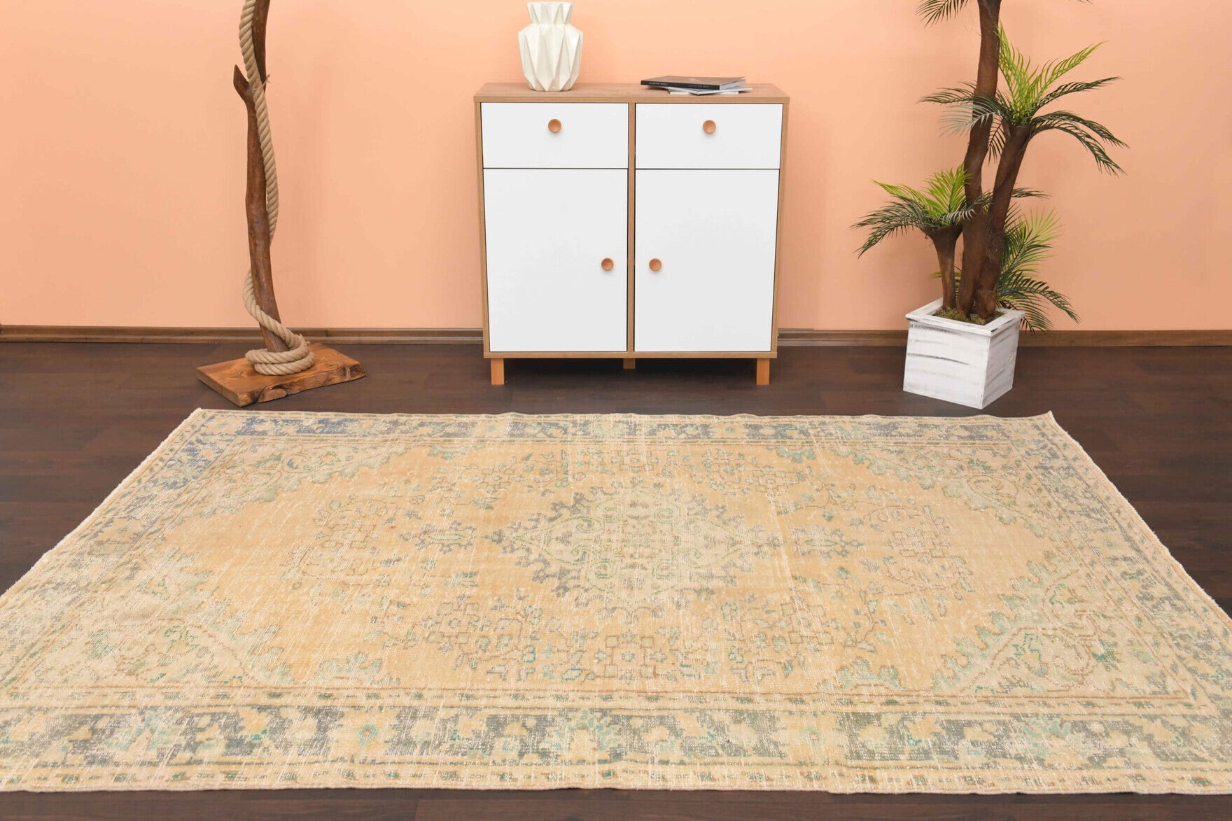 Meltembahar – vintage oriental rug for living room or bedroom, 5'10" x 8'10" (179x269 cm)
