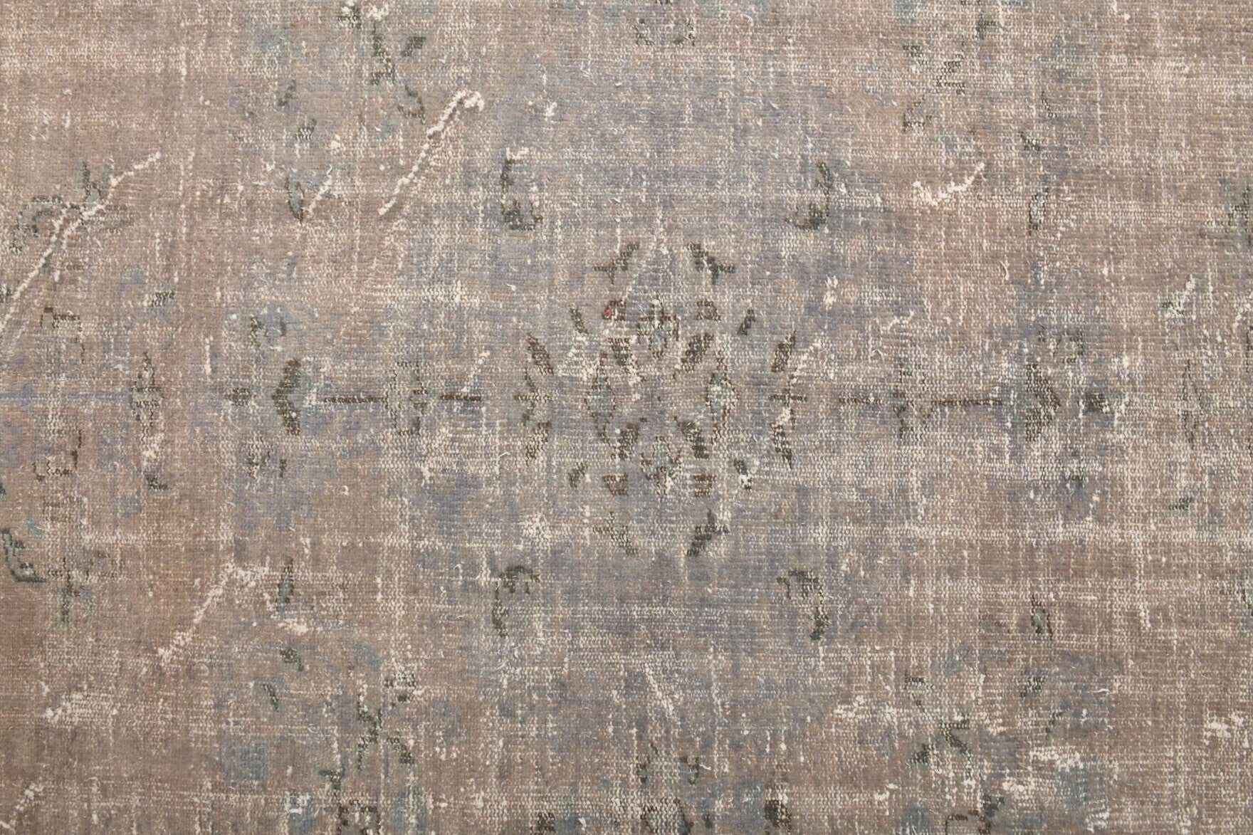 Charitorhoe rug: 1970s handmade Anatolian rug with oriental motifs and cotton backing