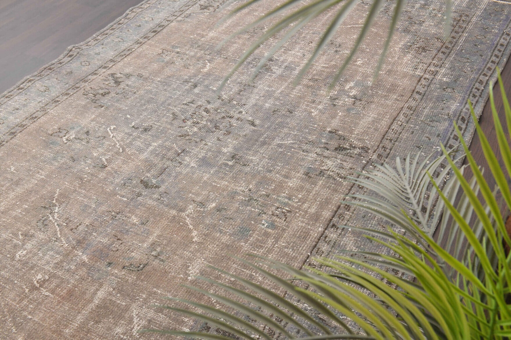 Hand-crafted Anatolian vintage rug Charitorhoe in wool, 1970s