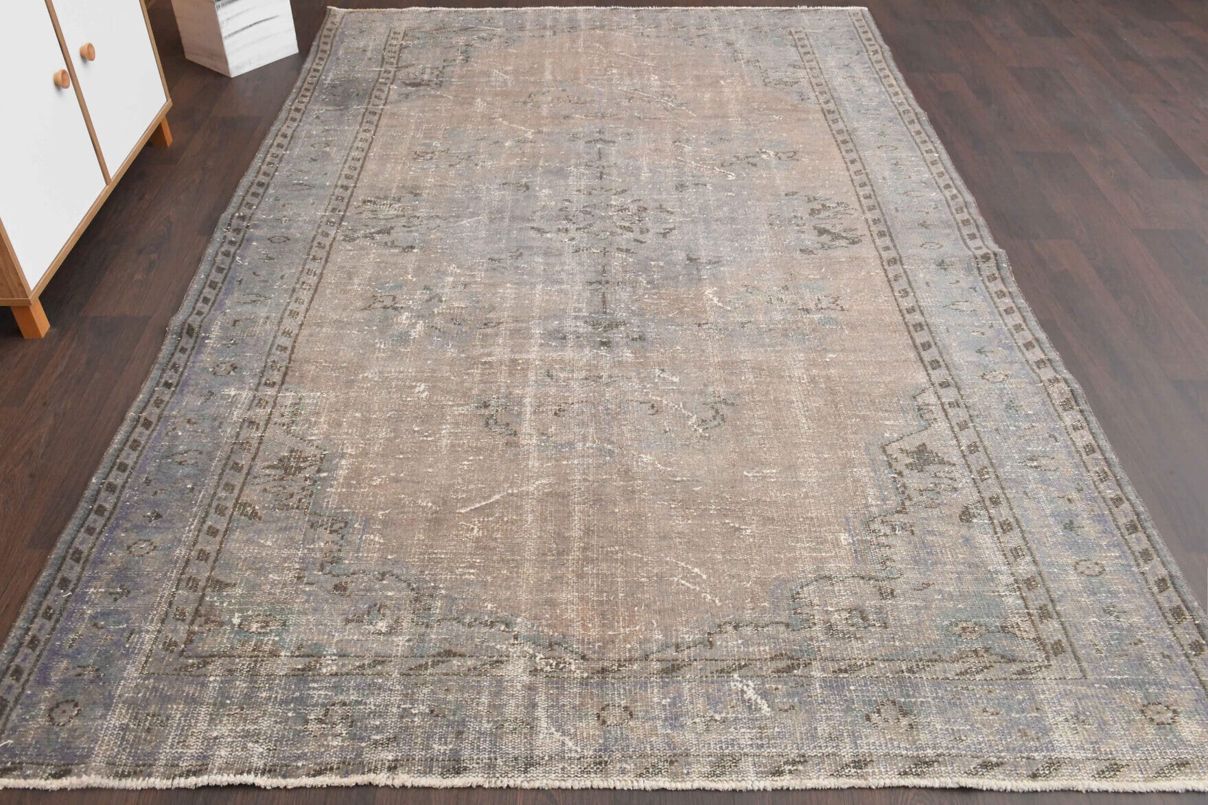 Vintage Neutral Area Oushak Rug in wool – 1970s piece from Anatolia, Turkey | Fame Rugs
