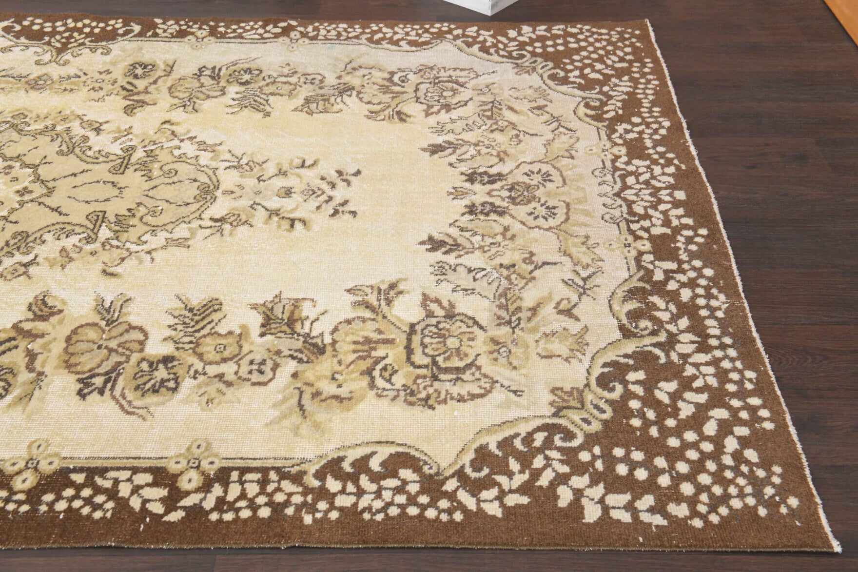 Denizar rug: 1970s handmade Anatolian rug with oriental motifs and cotton backing