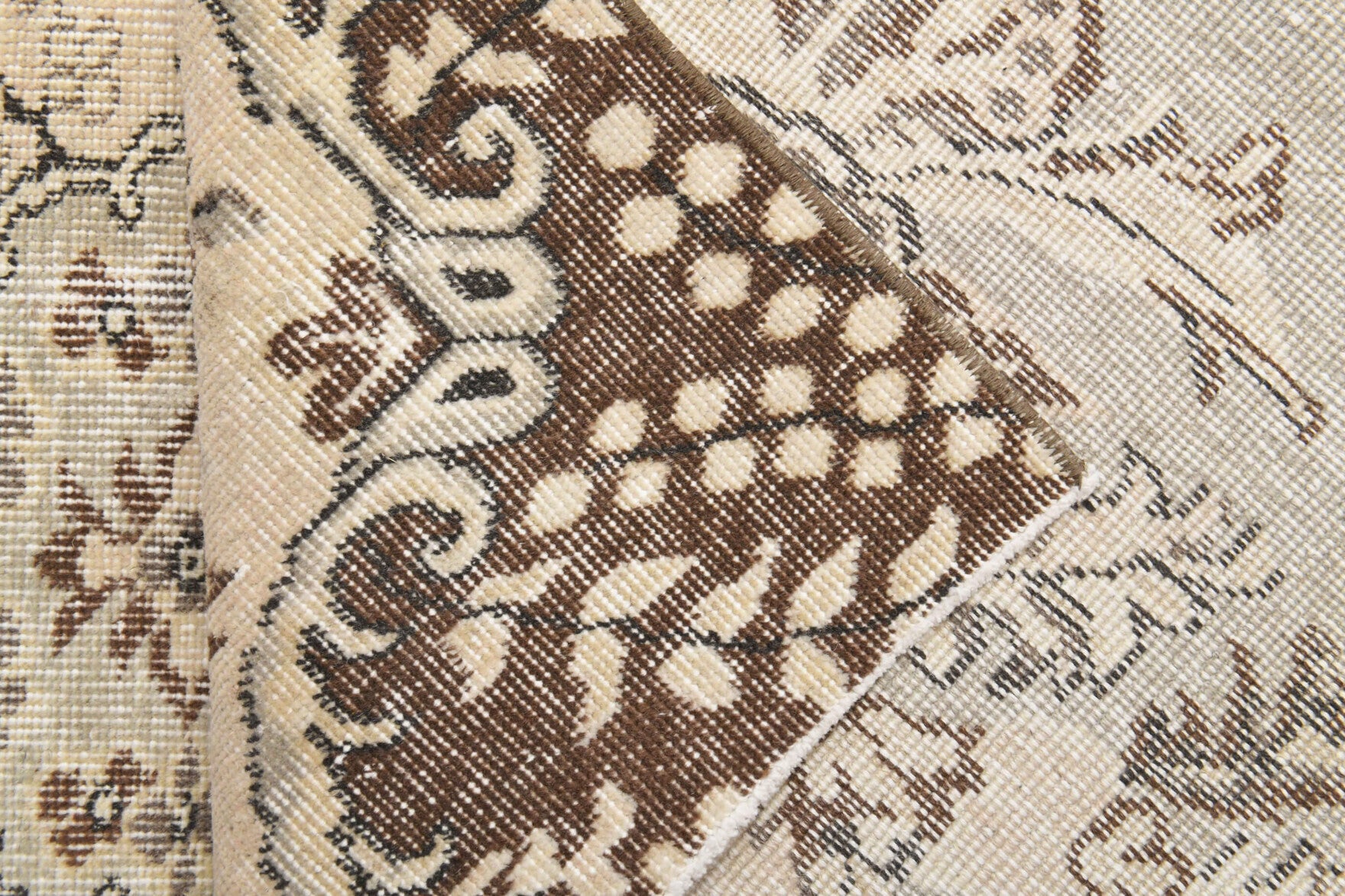 Hand-crafted Anatolian vintage rug Delphiphile in wool, 1970s