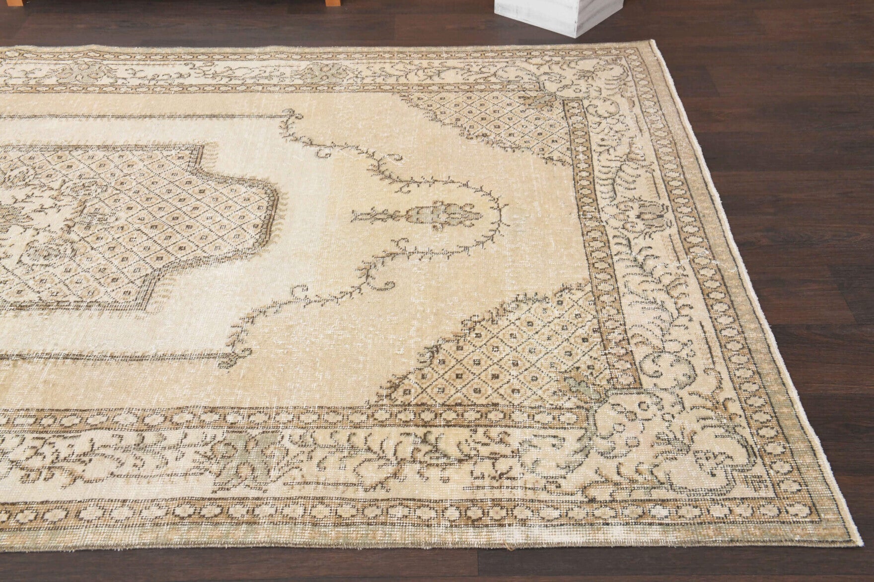 Ecenaz rug: 1970s handmade Anatolian rug with oriental motifs and cotton backing