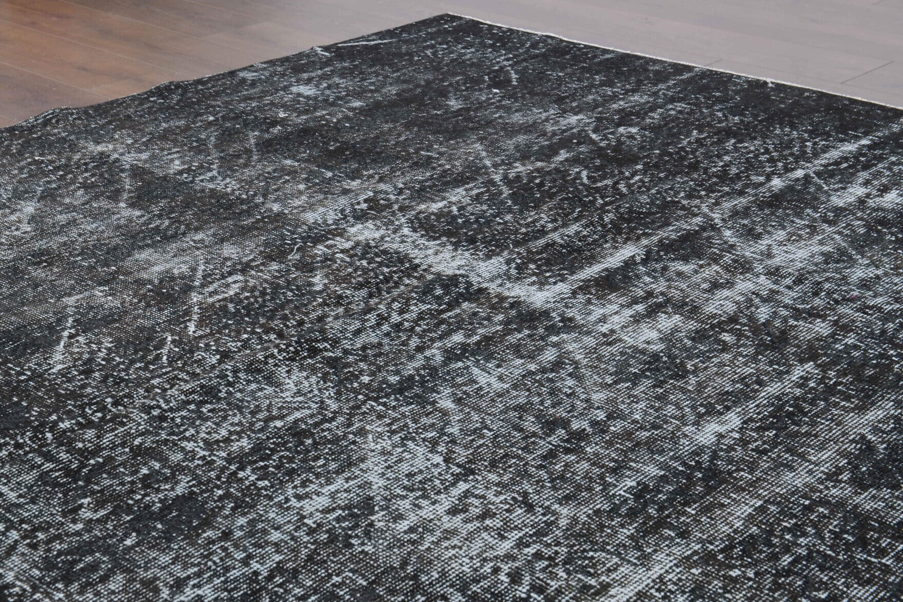 Authentic Anatolian vintage area rug (1970s) with solid design – one-of-a-kind at Fame Rugs