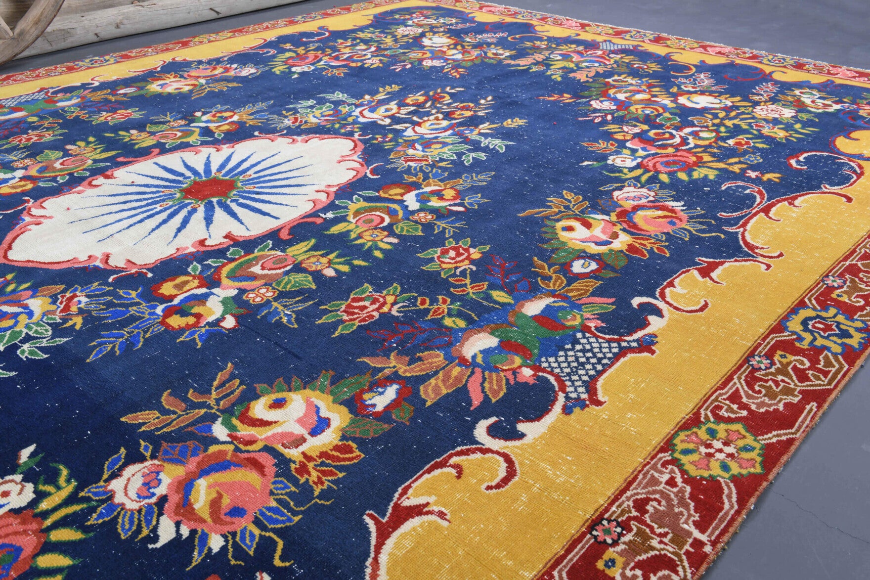 Vintage Oversized Anatolian Area Rug in wool – 1970s piece from Anatolia, Turkey | Fame Rugs