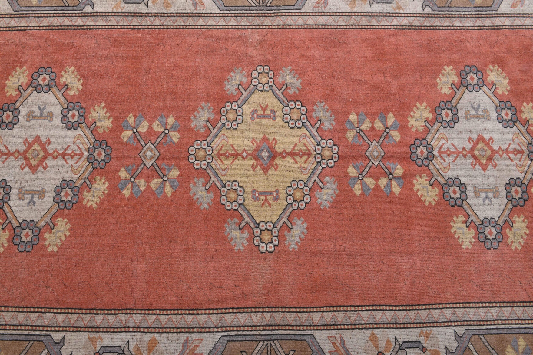 Authentic Turkish vintage area rug (1970s) with oriental and bordered design – one-of-a-kind at Fame Rugs
