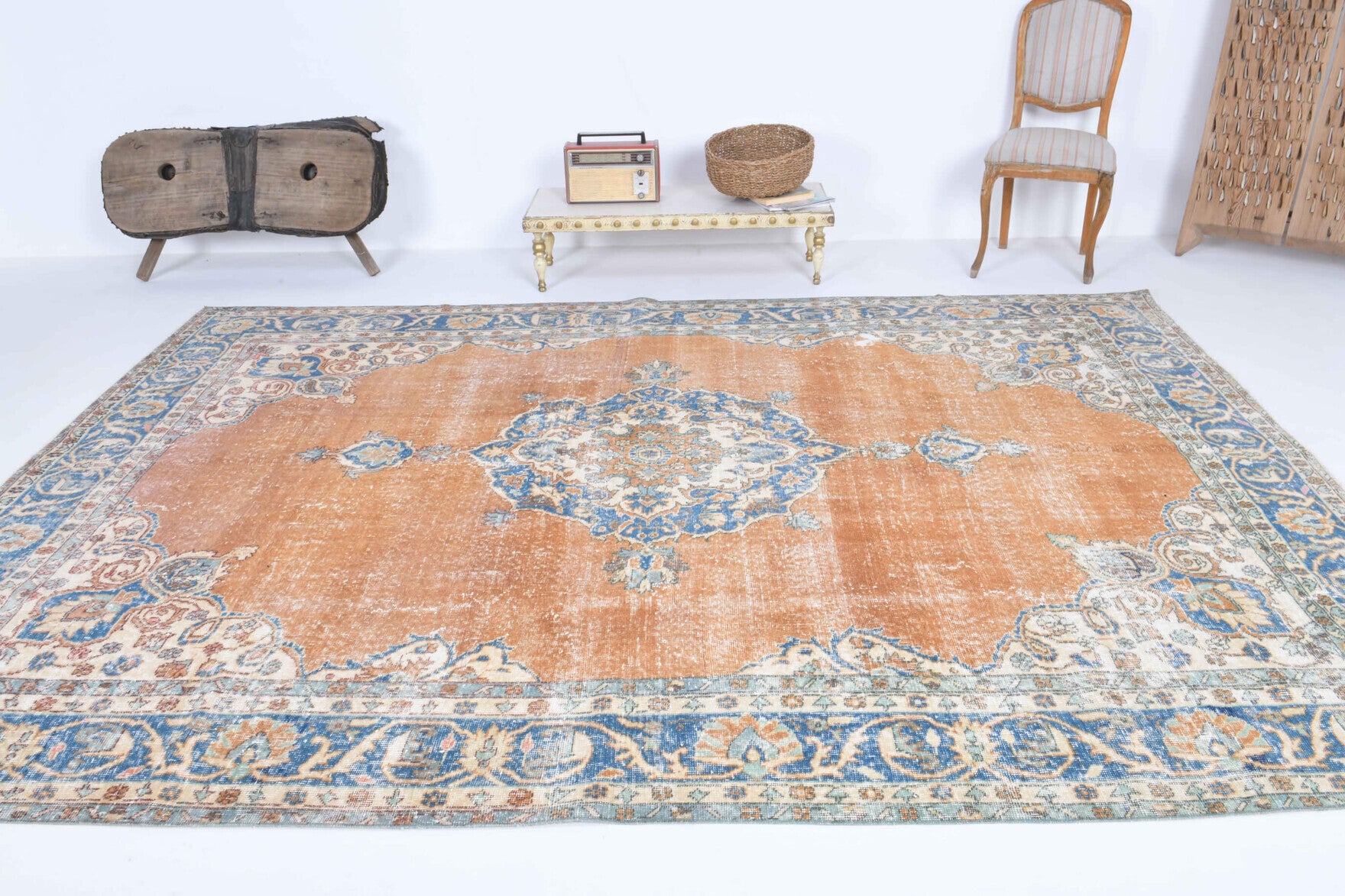 Phaenaura rug: 1950s handmade Persian rug with oriental and medallion motifs and cotton backing