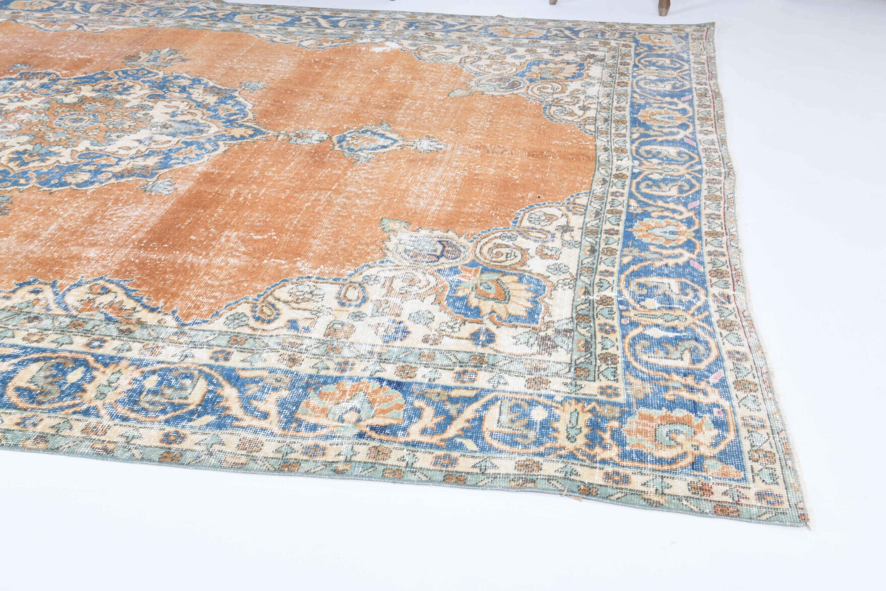 235x327 cm vintage Persian area rug – Phaenaura, low pile, wool