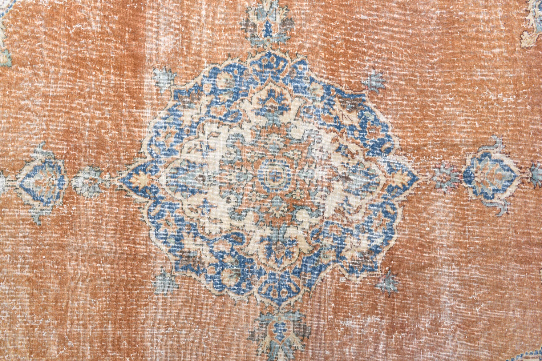 Authentic Persian vintage area rug (1950s) with oriental and medallion design – one-of-a-kind at Fame Rugs