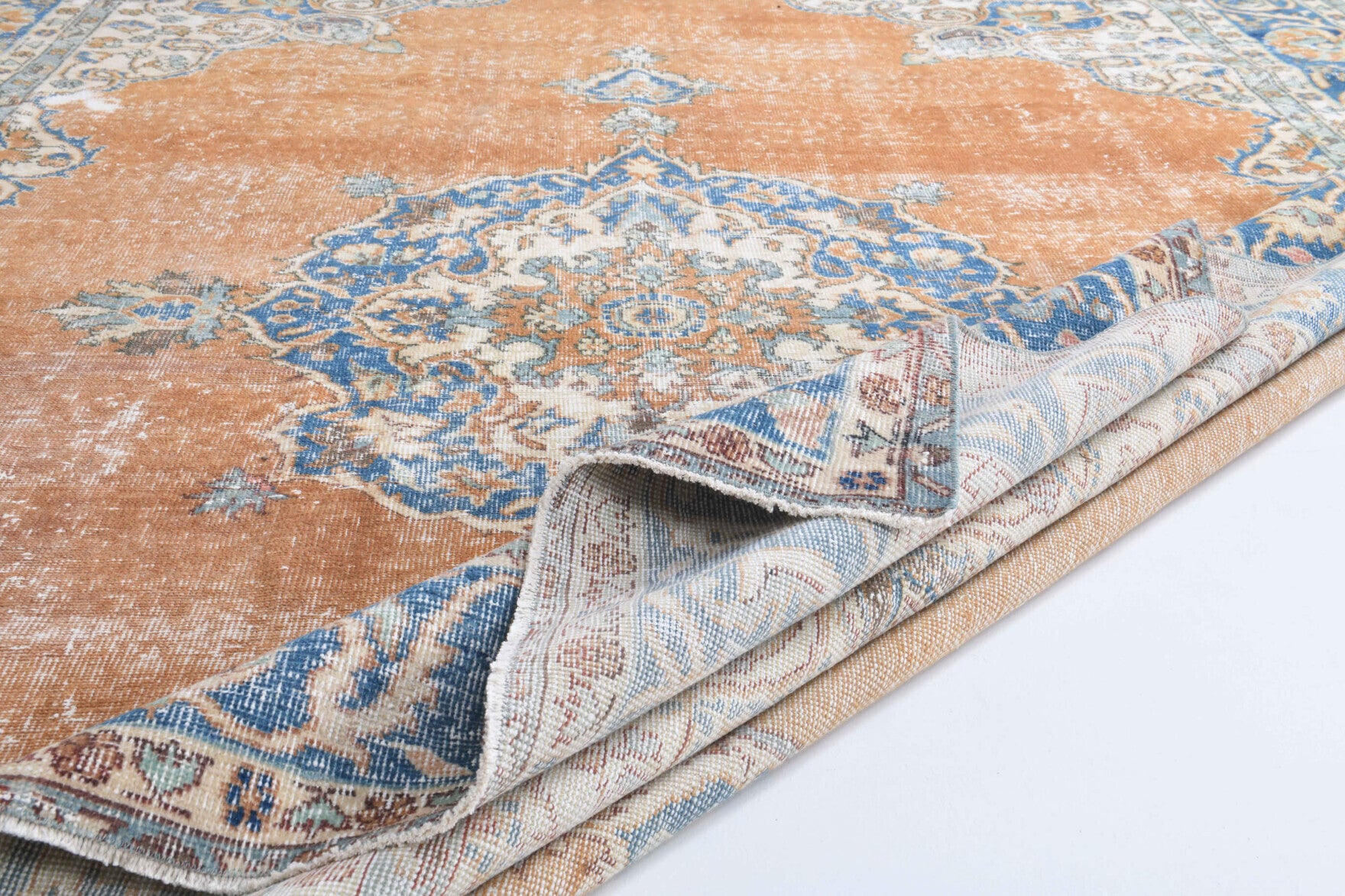 Hand-crafted Persian vintage rug Phaenaura in wool, 1950s