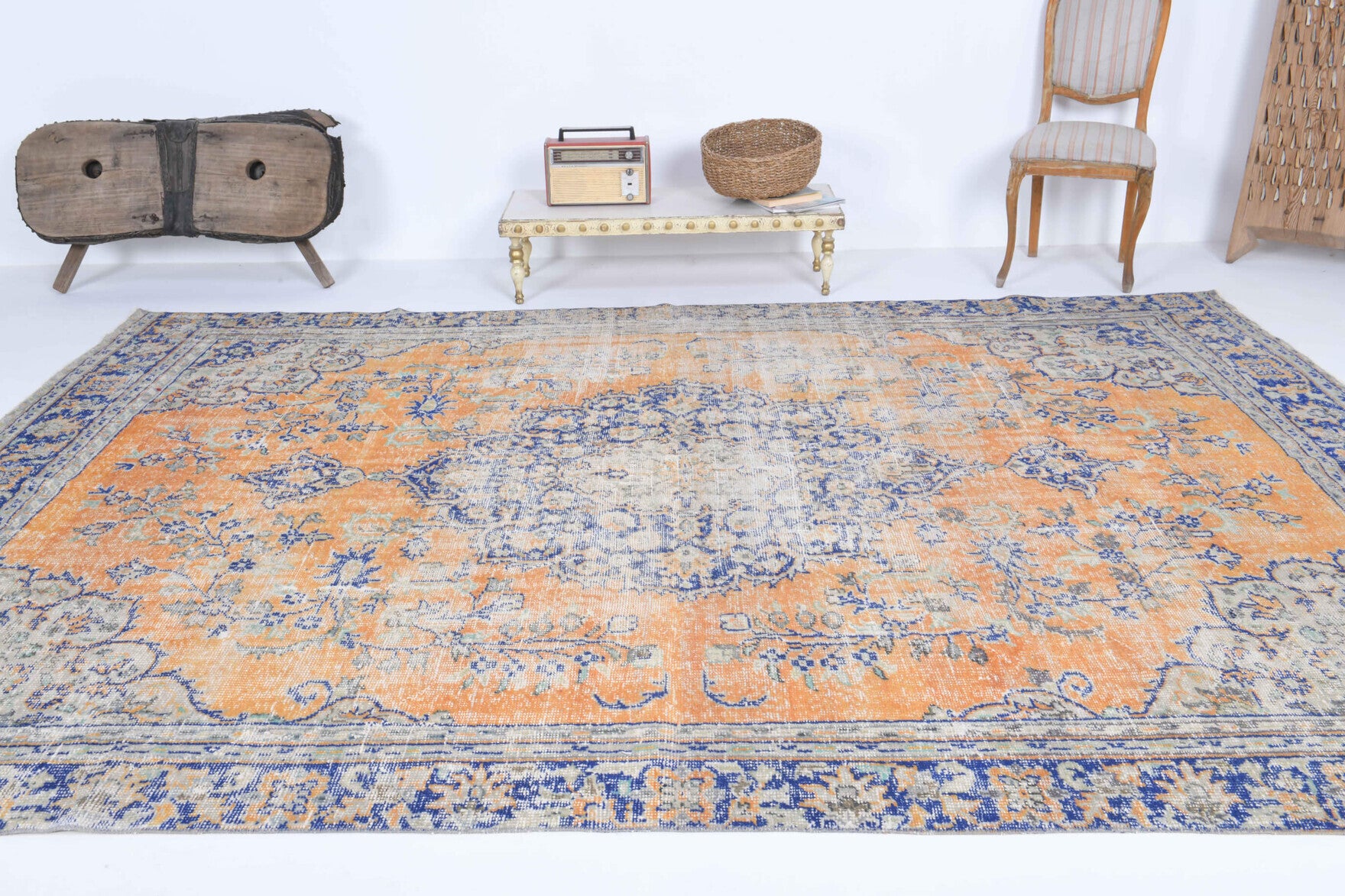 Petrolyra rug: 1970s handmade Anatolian rug with oriental motifs and cotton backing