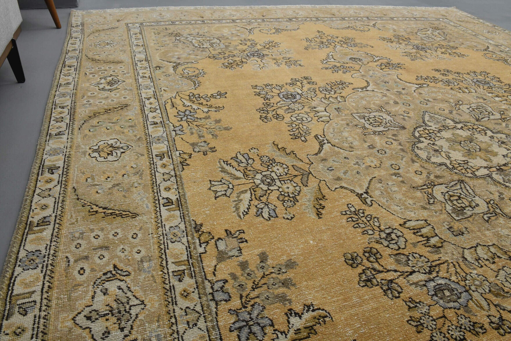 Authentic Persian vintage area rug (1970s) with oriental design – one-of-a-kind at Fame Rugs