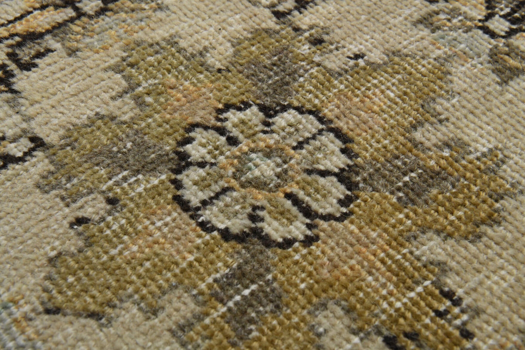 Handmade wool rug from the Persian region – Persian Oriental Vintage Oversize Rug 9'7" x 12'6"
