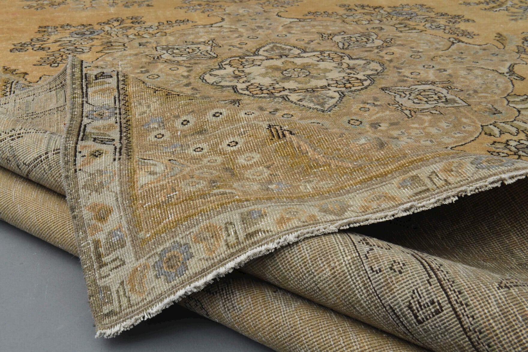 Hippodora – vintage oriental rug for living room or bedroom, 9'7" x 12'6" (293x381 cm)