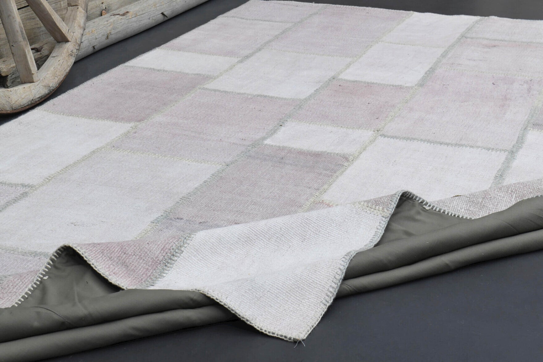 White Patchwork Area Rug in wool – 1970s piece from Anatolia, Turkey | Fame Rugs