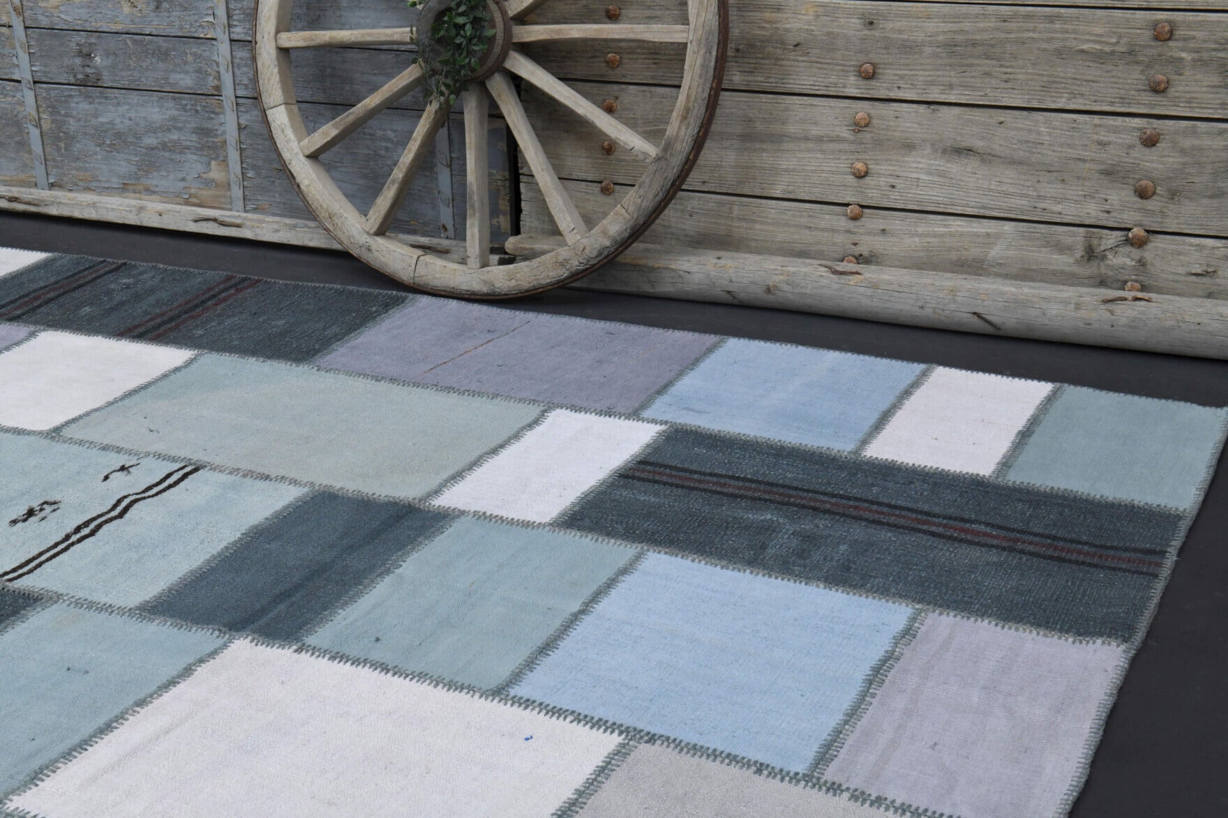 Shades of Blue Large Patchwork Rug in wool – 1970s piece from Anatolia, Turkey | Fame Rugs
