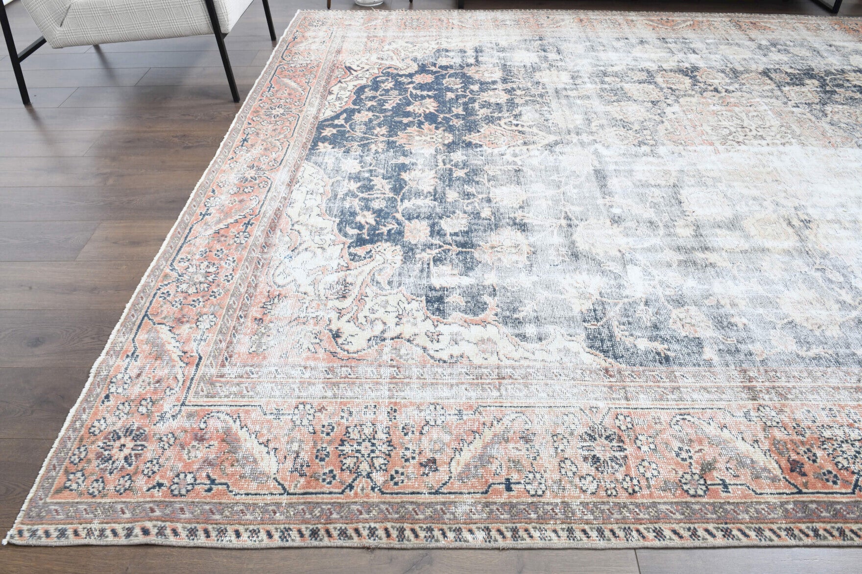 287x370 cm distressed vintage Anatolian area rug – Mahgun, low pile, wool