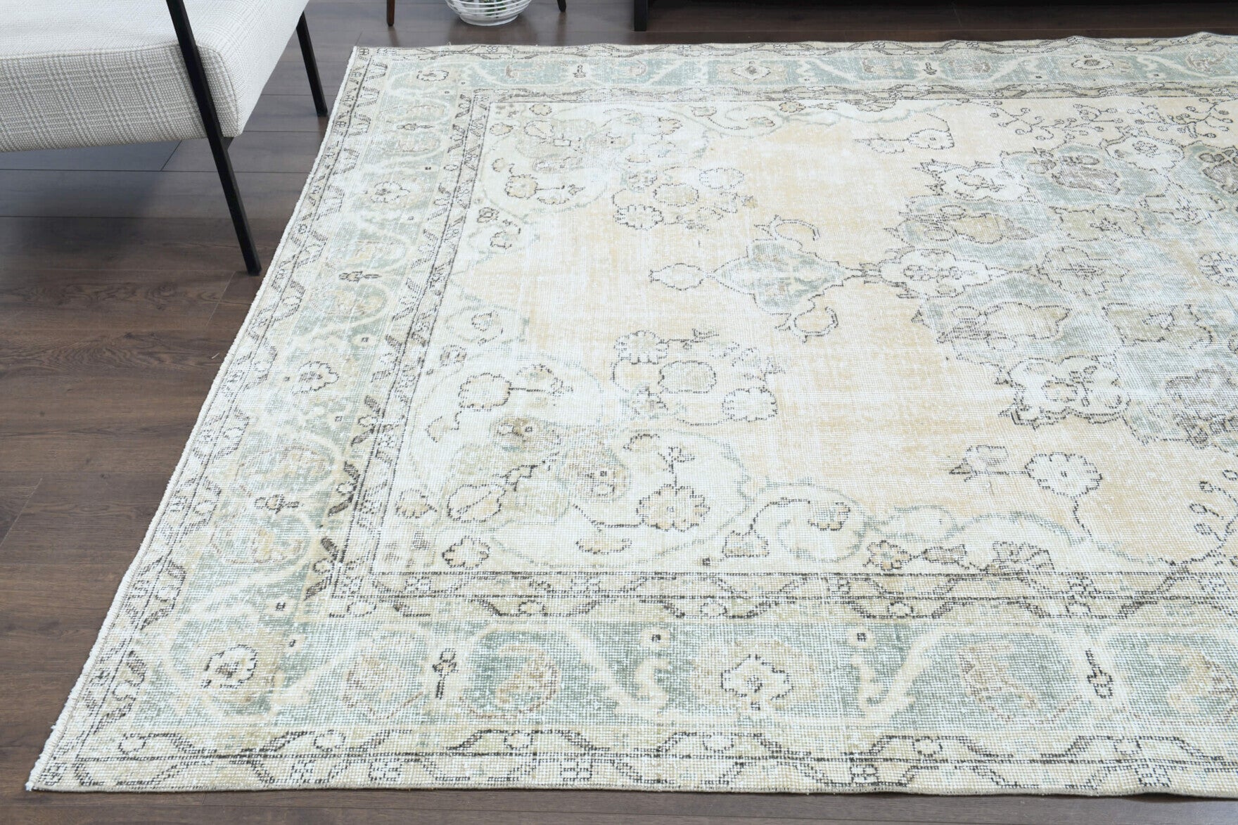 Mahcan rug: 1970s handmade Anatolian rug with oriental motifs and cotton backing