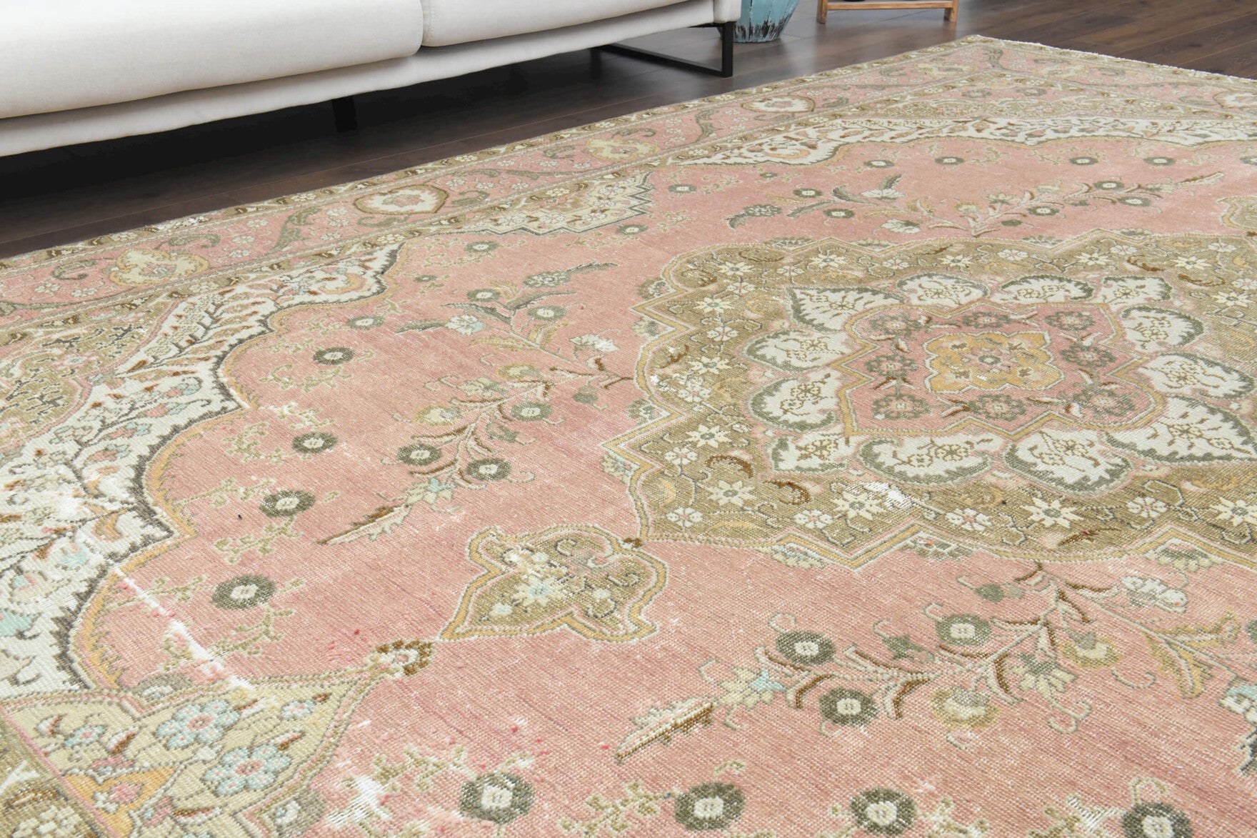 Authentic Persian vintage area rug (1970s) with oriental design – one-of-a-kind at Fame Rugs