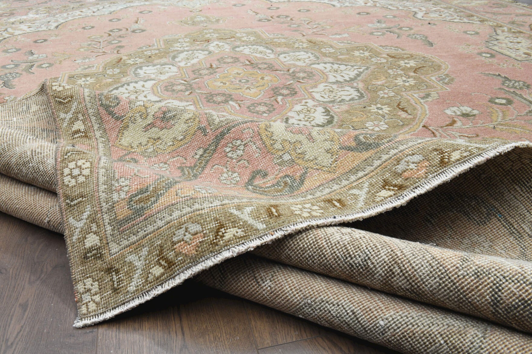 Isfahan Persian Oversized Vintage Area Rug in wool – 1970s piece from Isfahan / Iran | Fame Rugs