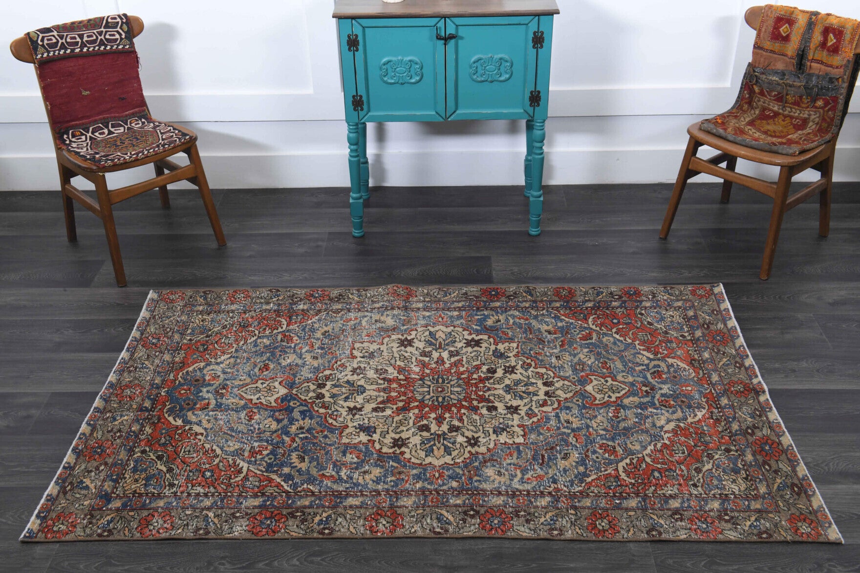 Akikbike rug: 1960s handmade Persian rug with oriental motifs and cotton backing