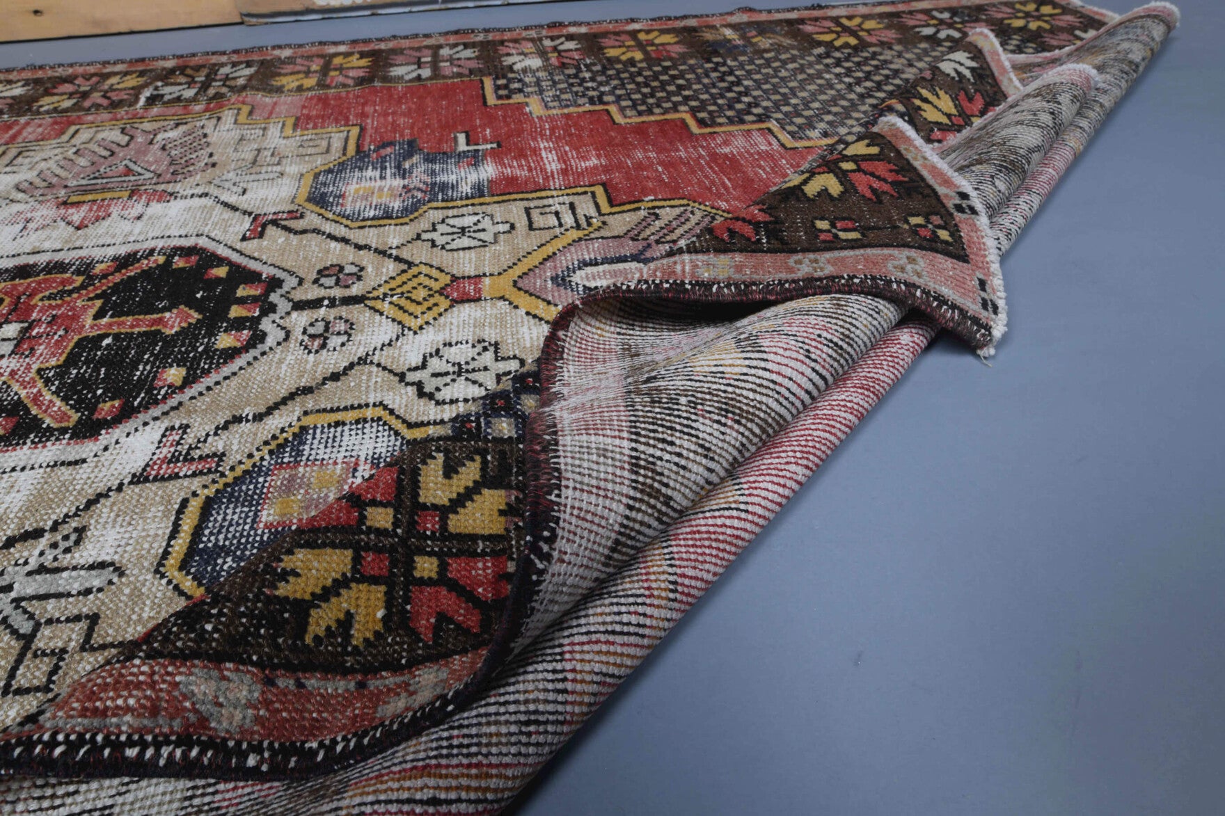 140x251 cm vintage Anatolian area rug – Thalomorpha, low pile, wool