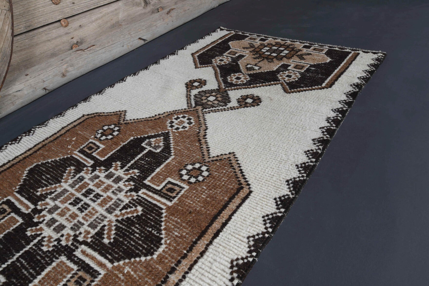 Oriental pattern on the Zuhrenihal vintage runner rug – handmade in Anatolia, Turkey