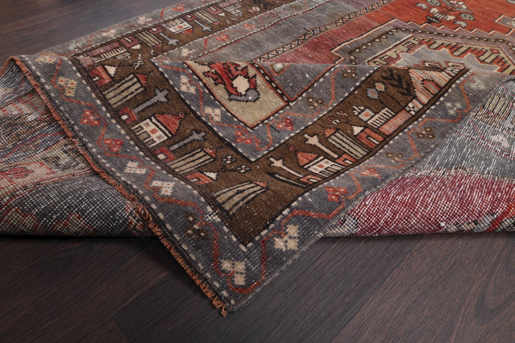 Yakutgonca rug: 1970s handmade Anatolian rug with oriental motifs and cotton backing