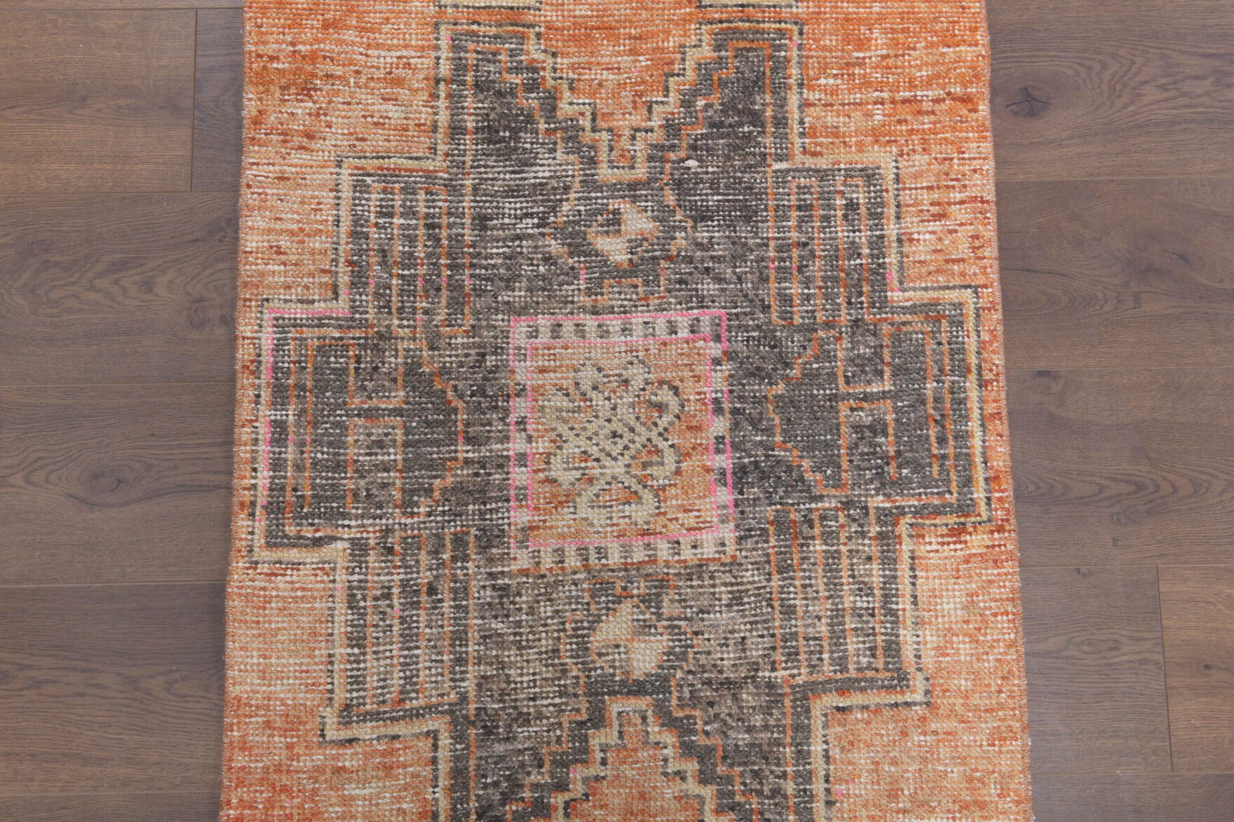 Geometric pattern on the Eleuthelampe vintage runner rug – handmade in Anatolia, Turkey