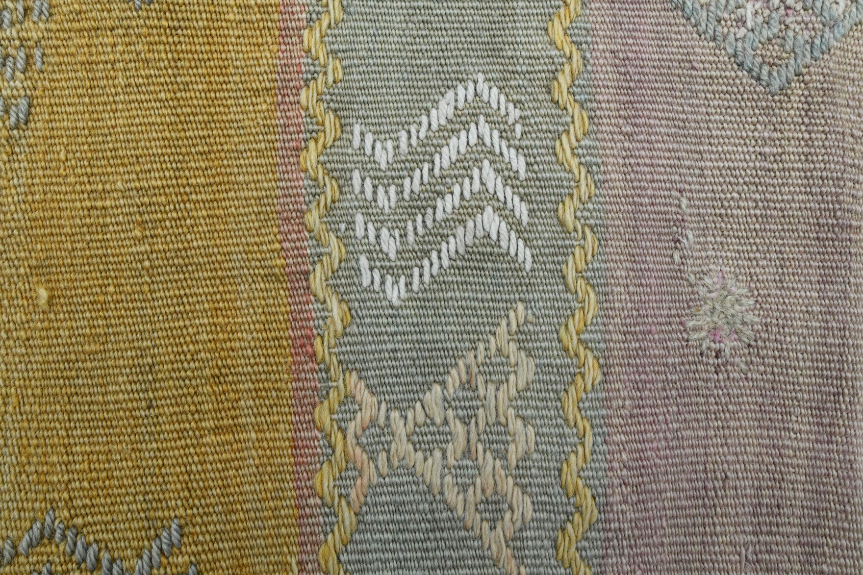 Handwoven flatweave wool kilim from Anatolia, Turkey – Vintage Kilim Small Rug 3'3" x 5'6"