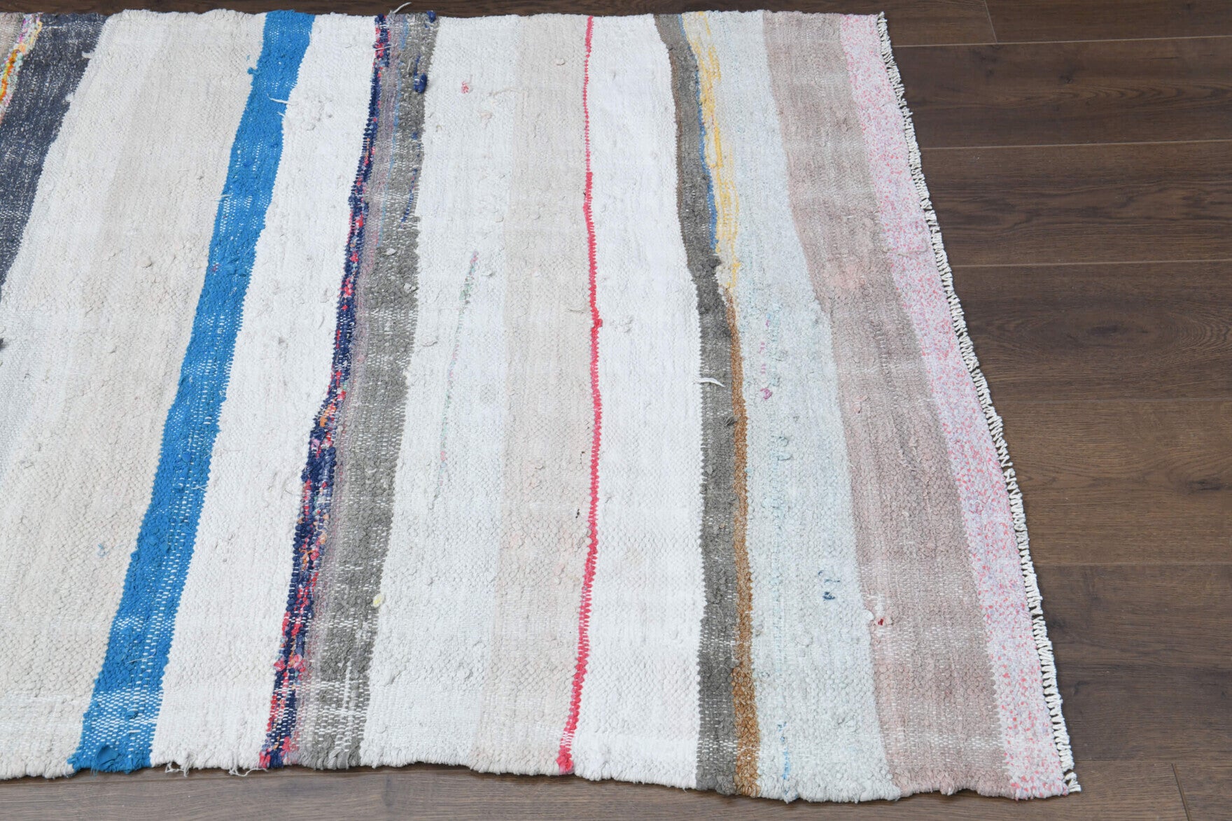 Serinruh – vintage oriental kilim for living room or bedroom, 3'5" x 4'11" (105x150 cm)