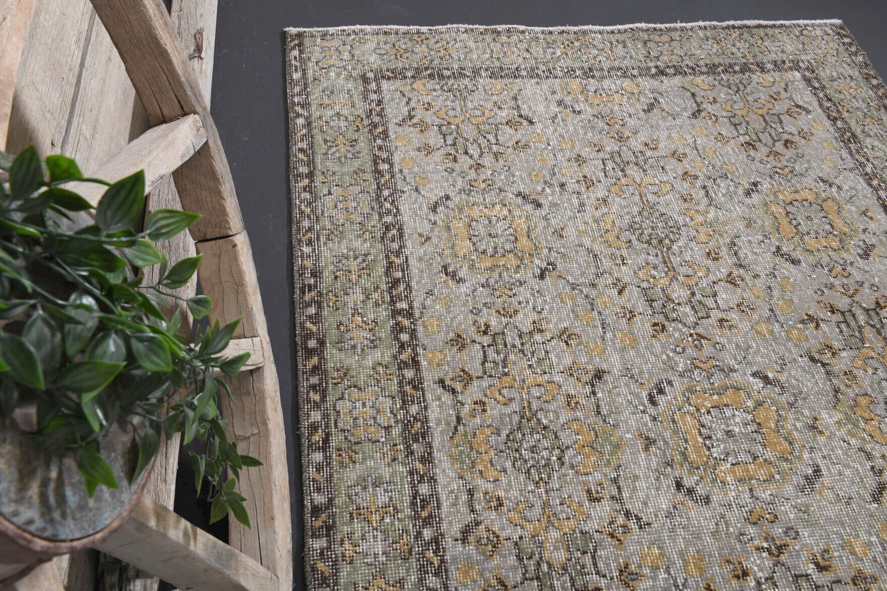 Papatyaumut – vintage oriental rug for living room or bedroom, 3'10" x 6'9" (116x206 cm)